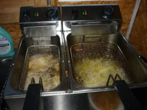 Deep fryer with hot oil